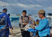 Bareng Warga, Polda Gorontalo Lakukan Bersih-bersih Pantai