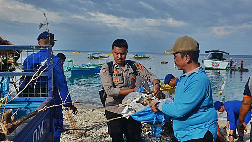 bersih-bersih pantai
