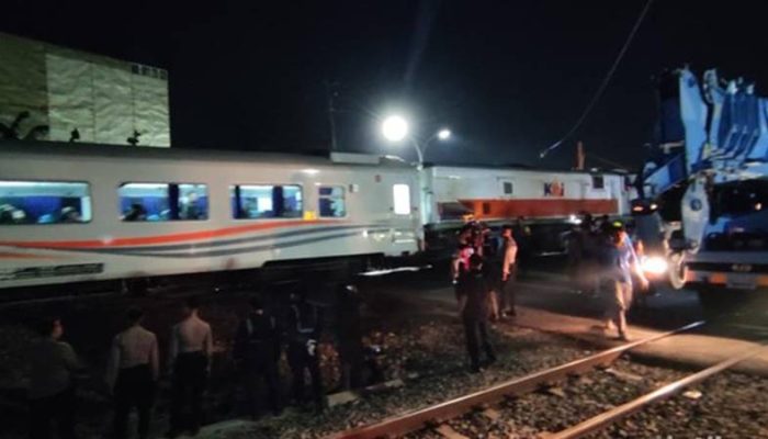 Kecelakaan Maut di Semarang: KA Brantas Menabrak Truk, Seorang Penumpang Luka-luka