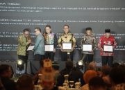 Di Momen HUT ke-64, Marten Dinobatkan Sebagai Tokoh Peduli SDM dan Pendidikan