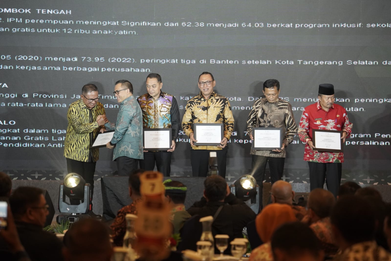 Wali Kota Gorontalo, Marten Taha ketika menerima penghargaan sebagai tokoh yang mampu mengembangkan SDM dan pendidikan, Selasa (29/8/2023) malam. (Foto: Prokopim Pemkot Gorontalo)