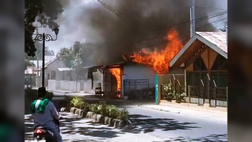 Toko Terbakar