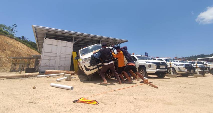 Massa aksi ketika merusak salah satu mobil operasional perusahaan tambang. (Foto: Istimewa)