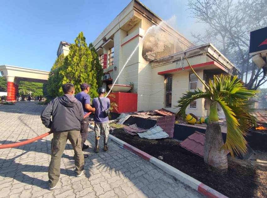 Petugas pemadam kebakaran tengah melakukan pemadaman di kantor Bupati Pohuwato. (Foto: Istimewa)