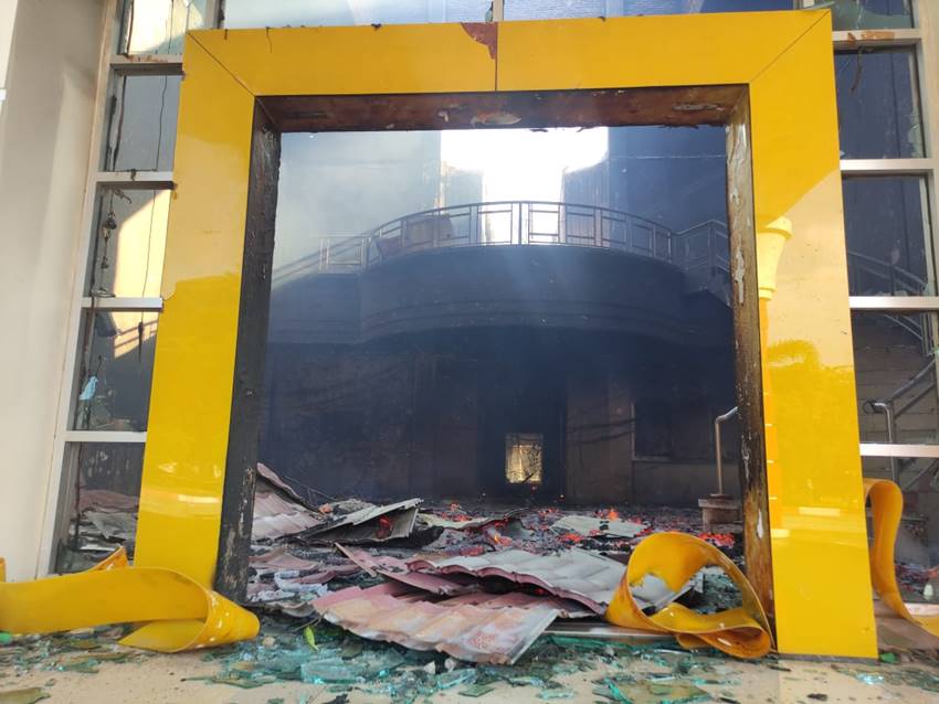 Kondisi kantor Bupati Pohuwato yang dibakar massa. (Foto: Istimewa)