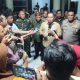Kapolda Gorontalo, Irjen Pol. Angesta Romano Yoyol didampingi Penjabat Gubernur, Ismail Pakaya, Komandan Korem 133/Nani Wartabone Brigjen TNI Totok Sulistyono, serta Bupati Pohuwato, Saipul A. Mbuinga ketika memberikan keterangan pers terkait aksi demo anarkis di Pohuwato, Kamis (21/9/2023) malam. (Foto: Prokopim)