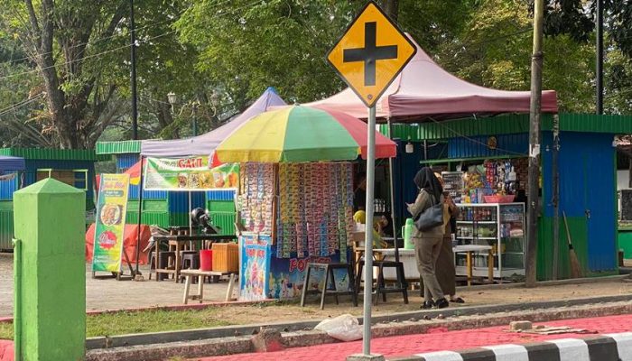 Cuan Pedagang Minuman Dingin Meningkat Saat Kemarau