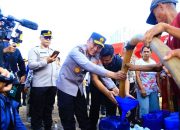 Rayakan Hari Jadi Ke-72, Humas Polri Bagikan Air Bersih Kepada Masyarakat