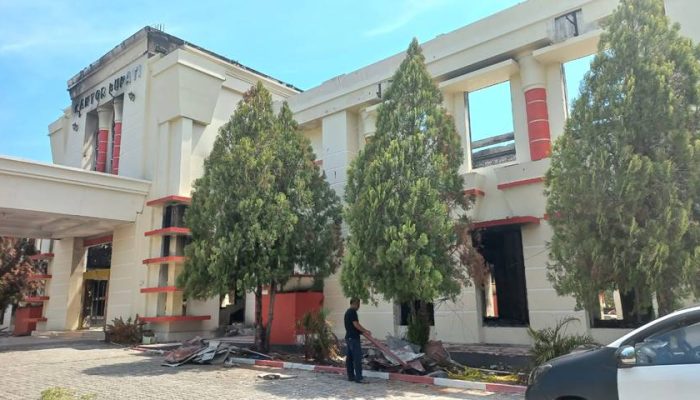 Sebulan Pasca Kerusuhan, Kondisi Kantor Bupati Pohuwato Masih Memprihatinkan