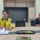 HRD PT. LNET, Yosias didampingi External Relation PT.GLP saat memperlihatkan dokumen TKA kepada para awak media, Senin (16/10/2023). (Foto Alosius Budiman)