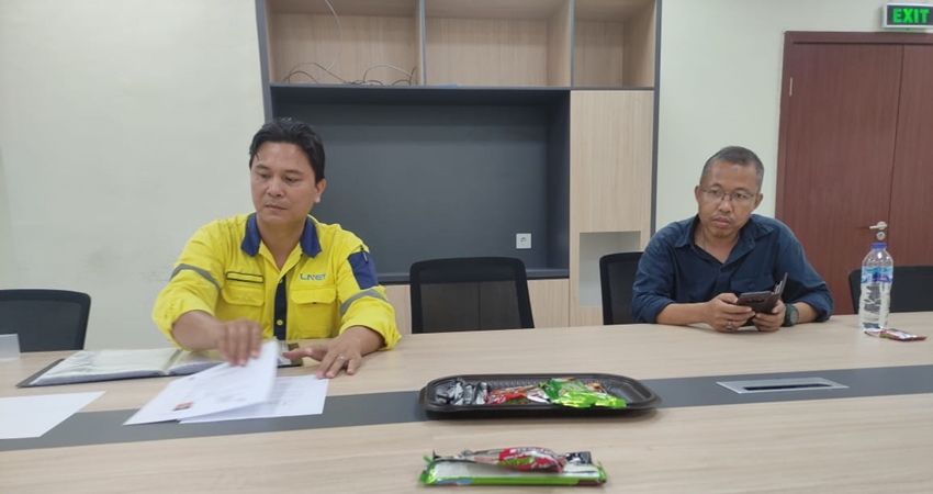 HRD PT. LNET, Yosias didampingi External Relation PT.GLP saat memperlihatkan dokumen TKA kepada para awak media, Senin (16/10/2023). (Foto Alosius Budiman)