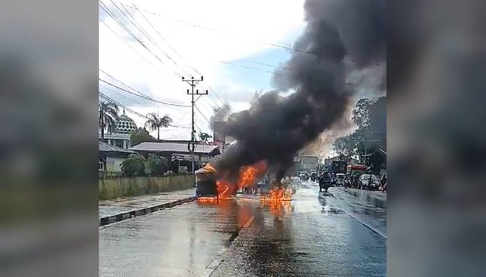 Satu Unit Bentor Bermuatan Galon Berisi BBM Hangus Terbakar