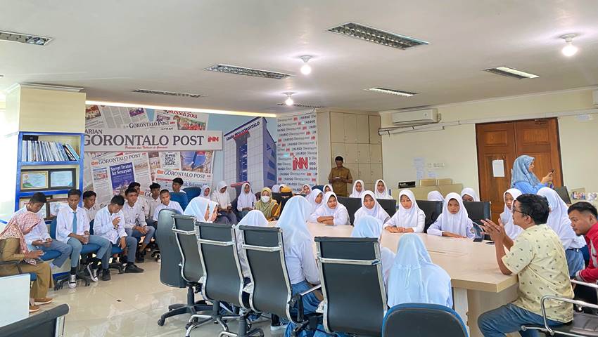 Sebanyak 34 siswa dan siswi kelas XI SMK Negeri 1 Dungaliyo berkunjung ke kantor media Gorontalo Post pada Senin (30/10/2023).