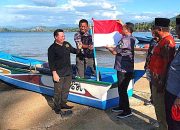 Bagikan Bendera Merah Putih, Thariq Ajak Nelayan Rayakan Kemerdekaan