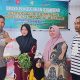 Penyerahan makanan tambahan bagi balita oleh anggota Bhabinkamtibmas Botupingge.