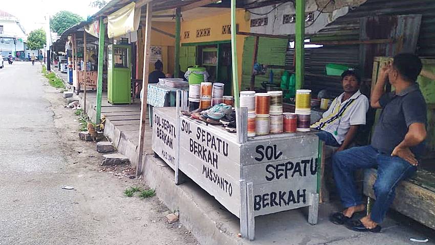 Pasar Sentral, Sepi Pengunjung, Tukang Sol Sepatu