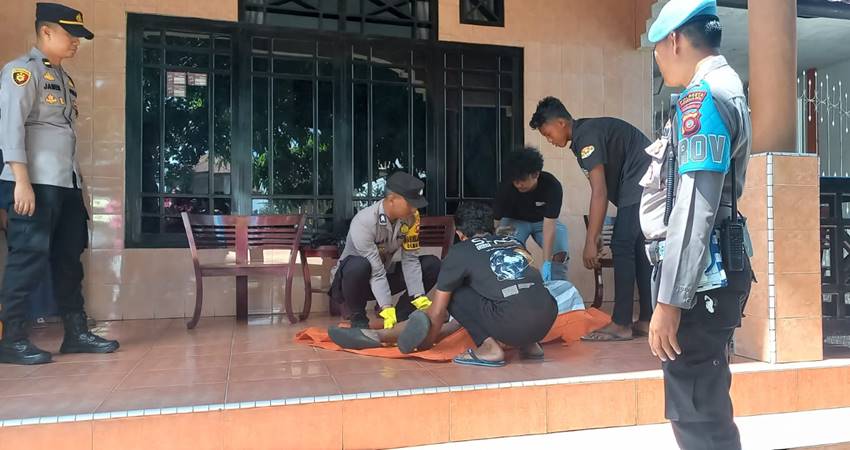 NAP tengah di evakuasi oleh pihak kepolisian. (Foto: Rendi Wardani Fathan/HARGO)