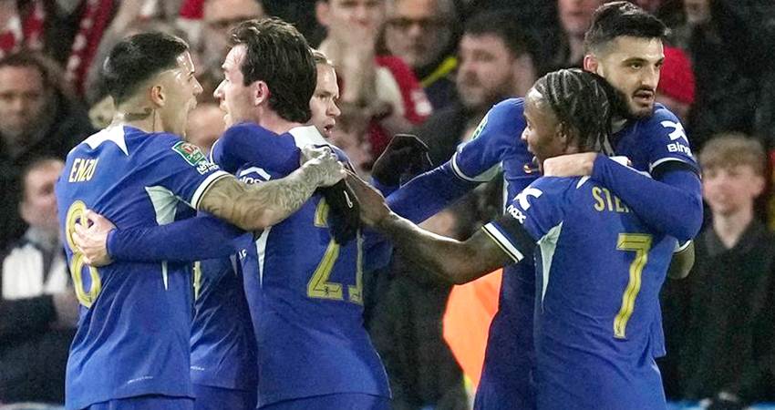 : Selebrasi skuad Chelsea dalam laga leg kedua semifinal Carabao Cup versus Middlesbrough, Rabu (24/1/2024). (c) AP Photo/Kin Cheung