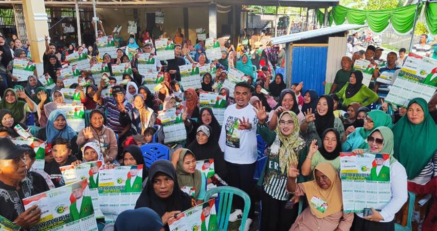 Caleg DPR RI dapil Gorontalo dari PPP, Sawaludin saat foto bersama dengan warga Desa Kayubulan Kecamatan Batudaa Pantai, Kabupaten Gorontalo, Sabtu (6/1/2024)