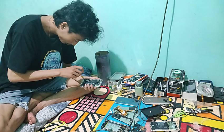 Cerita Mahasiswa UNG, Kuliah Sambil jadi "Tukang" Service Handphone