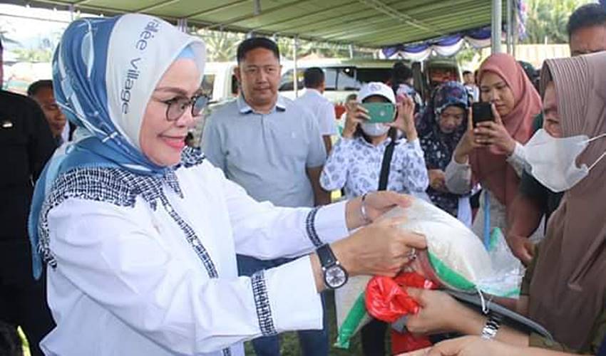 Gelar Pasar Murah, Merlan Turun Tangan Layani Warga