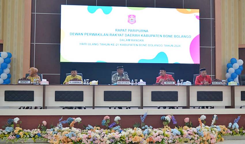 Hadiri Paripurna HUT ke-21 Bone Bolango, Penjagub: Kabupaten ini Terus Berkembang