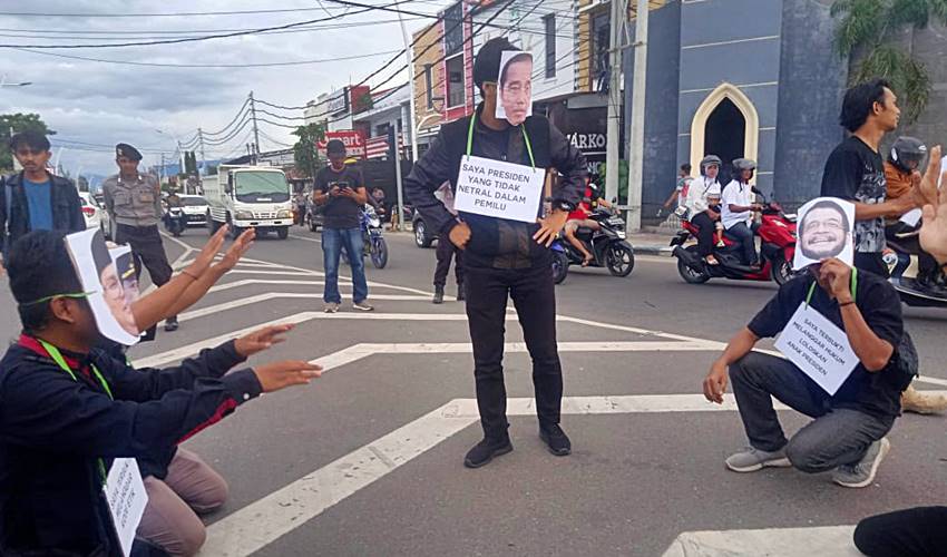 Kesal dengan Rusaknya Demokrasi, HMI Gelar Demo di Perlimaan Telaga