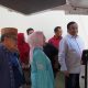 Wakil Ketua DPR RI, Rachmat Gobel didampingi Bupati Bone Bolango, Merlan Uloli dan Sekda Ishak Ntoma ketika melihat fasilitas yang ada di dalam mobil ambulance bantuan untuk klinik pratama anugerah Kabila lewat program aspirasi Rachmat Gobel.