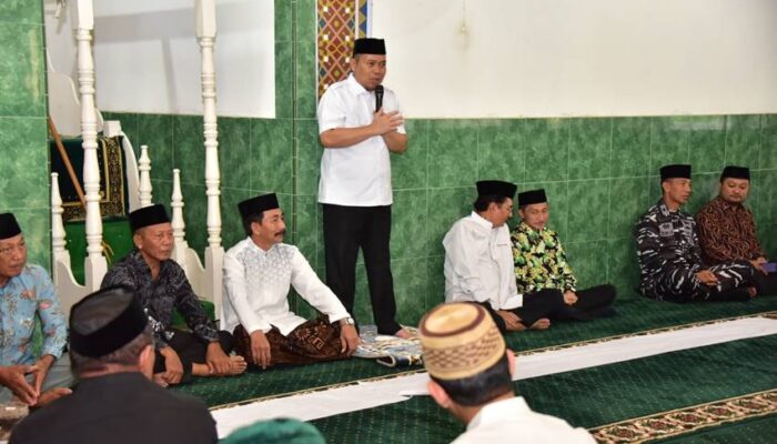 Hadiri Lebaran Ketupat di Kampung Jawa, Penjagub Salurkan Bantuan untuk Masjid