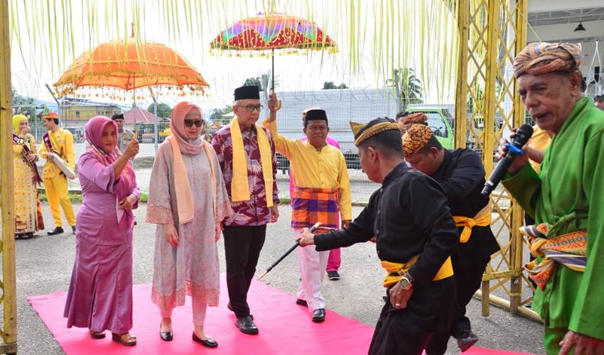 Penjagub Gorontalo Rudy Salahuddin Disambut Adat Mopotilolo