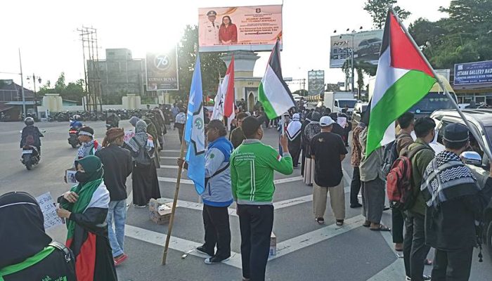 Sejumlah Massa Gelar Aksi Bela Palestina di Simpang Lima Kota Gorontalo
