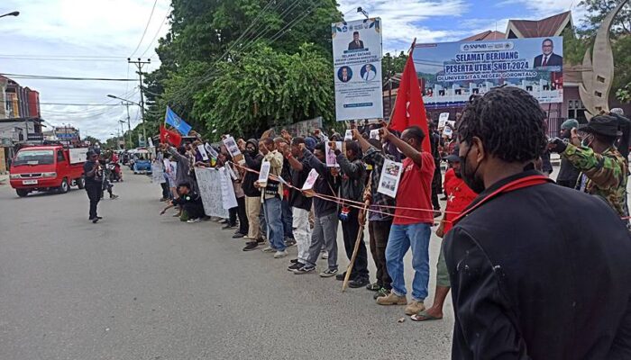 Sejumlah Warga Papua di Gorontalo Gelar Aksi di Depan UNG