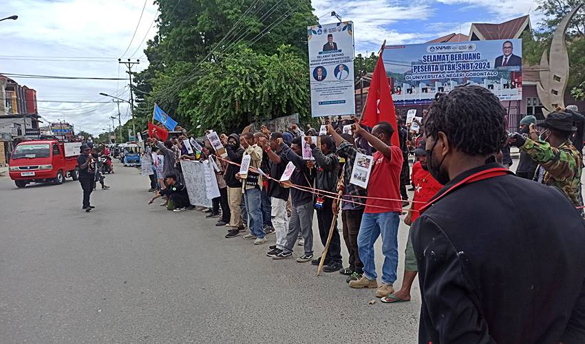 Sejumlah Warga Papua di Gorontalo Gelar Aksi di Depan UNG
