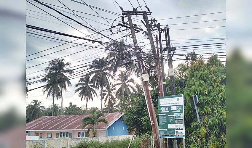 Tiang Listrik Miring di Suwawa Buat Khawatir Warga Sekitar