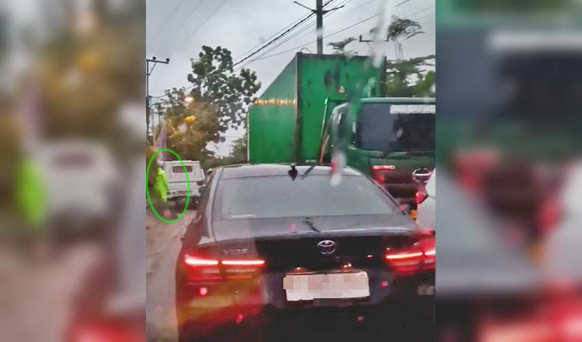Aksi Seorang Polisi Atasi Kemacetan Panjang di Gorontalo Viral di Medsos