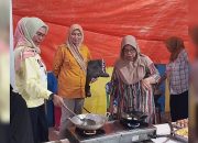 Banjir, Bupati Merlan Cek Penanganan Pengungsi Hingga Turun Memasak di Dapur Umum