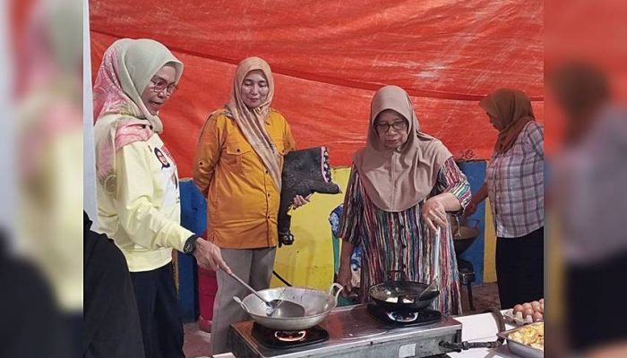 Banjir, Bupati Merlan Cek Penanganan Pengungsi Hingga Turun Memasak di Dapur Umum