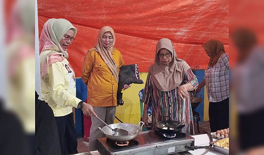 Banjir, Bupati Merlan Cek Penanganan Pengungsi Hingga Turun Memasak di Dapur Umum