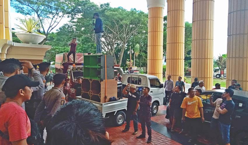Beli Solar Bersubsidi Makin Susah, Puluhan Supir Truk di Gorontalo Demo di Kantor Gubernur