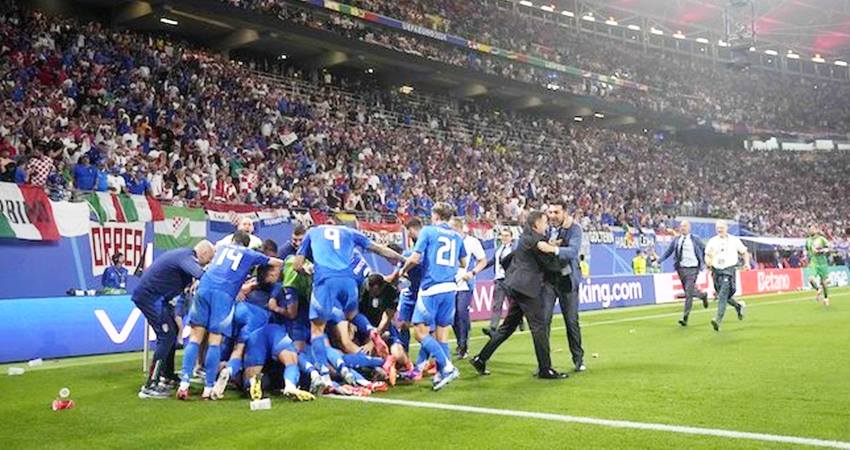 Selebrasi skuad Italia saat melawan Kroasia di matchday terakhir Grup B Euro 2024. (Foto : AP Photo/Petr David Josek)