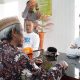 Bupati Bone Bolango, Merlan Uloli ketika melayani warga saat pelaksanaan program Bunga Desa. (Foto: Hms Pemkab Bone Bolango)