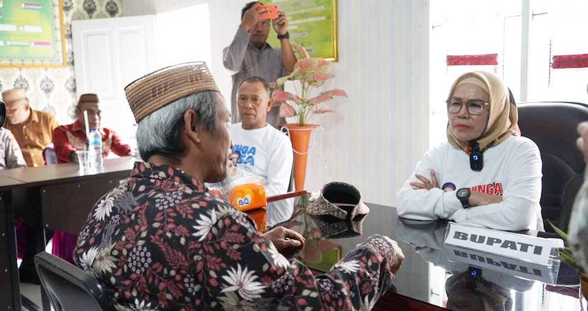 Bupati Bone Bolango, Merlan Uloli ketika melayani warga saat pelaksanaan program Bunga Desa. (Foto: Hms Pemkab Bone Bolango)