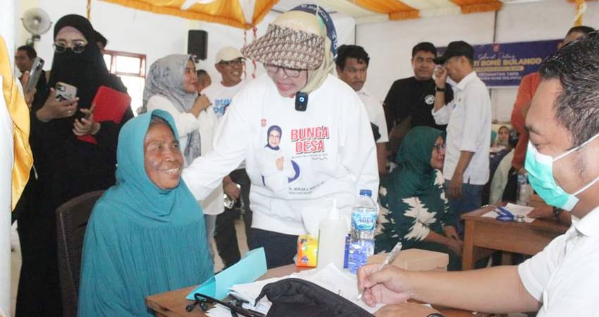 Bupati Bone Bolango, Merlan Uloli ketika melihat secara langsung pelayanan kesehatan saat pelaksanaan program Bunga Desa. (Foto: Hms Pemkab Bone Bolango)