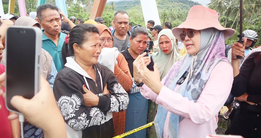 Bupati Bone Bolango, Merlan Uloli ketika bersama-sama dengan warga yang terdampak bencana di Desa Monano, Kecamatan Bone, Kabupaten Bone Bolango. (Foto: Hms Pemkab Bone Bolango)