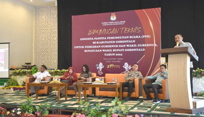 Jadi Pemateri Bimtek, Kaban Kesbangpol Kabgor Jelaskan Peran Pemda Pada Pilkada 2024