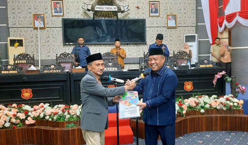 Nelson Serahkan Ranperda Pertanggungjawaban APBD 2023