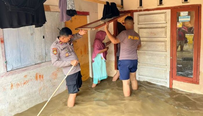 Personil Samapta Polresta Gorontalo Kota Bantu Warga Terdampak Banjir