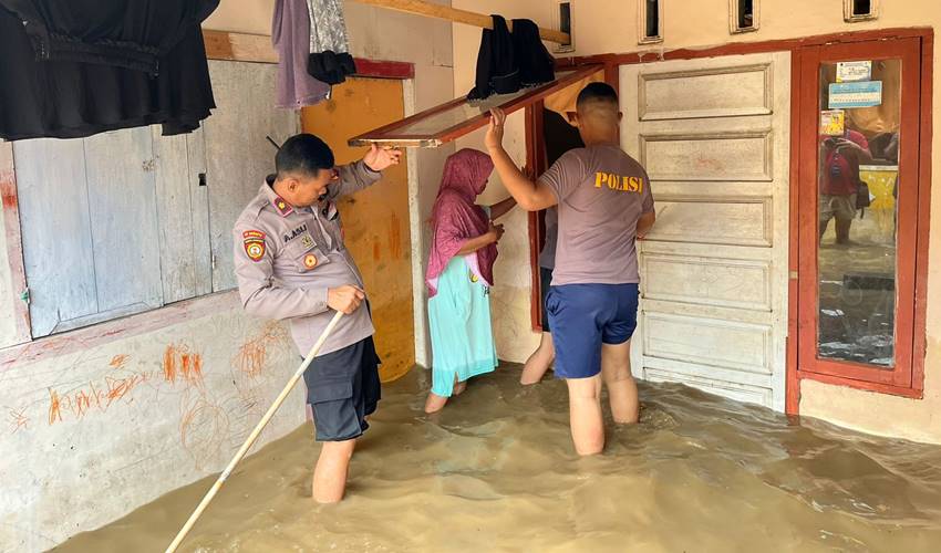 Personil Samapta Polresta Gorontalo Kota Bantu Warga Terdampak Banjir