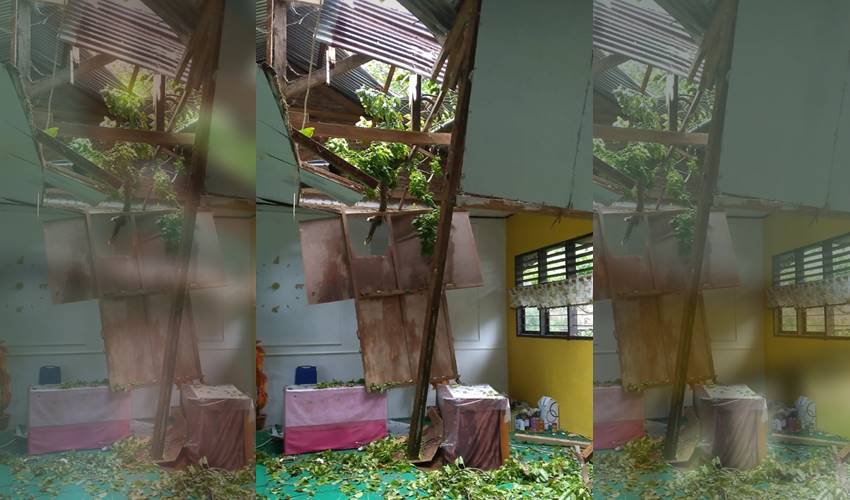 Atap Gedung Dewan Guru SMP 9 Kota Gorontalo Jebol Dihantam Pohon Tumbang