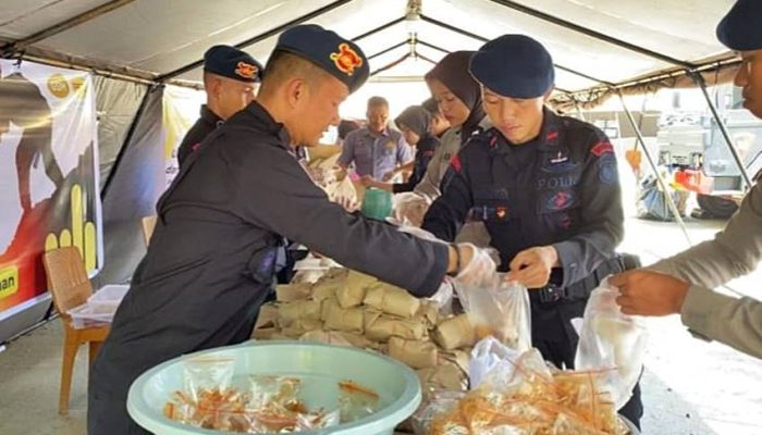 Buat Dapur Umum, Polda Gorontalo Salurkan 1.100 Makanan untuk Korban Banjir